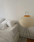 Lampă de podea Kazumi cu hârtie de orez de la Petprovac, lumină ambientală moale