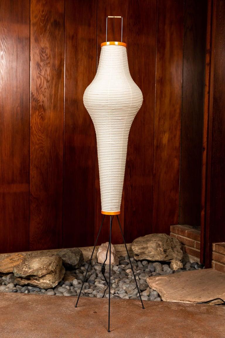 Lampada da terra in carta di riso Kazumi di Petprovac con bagliore ambientale morbido