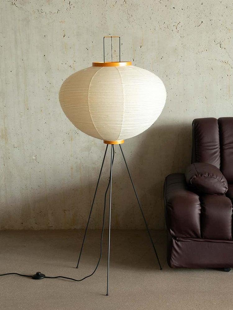 Lampada da terra in carta di riso Kazumi di Petprovac con bagliore ambientale morbido
