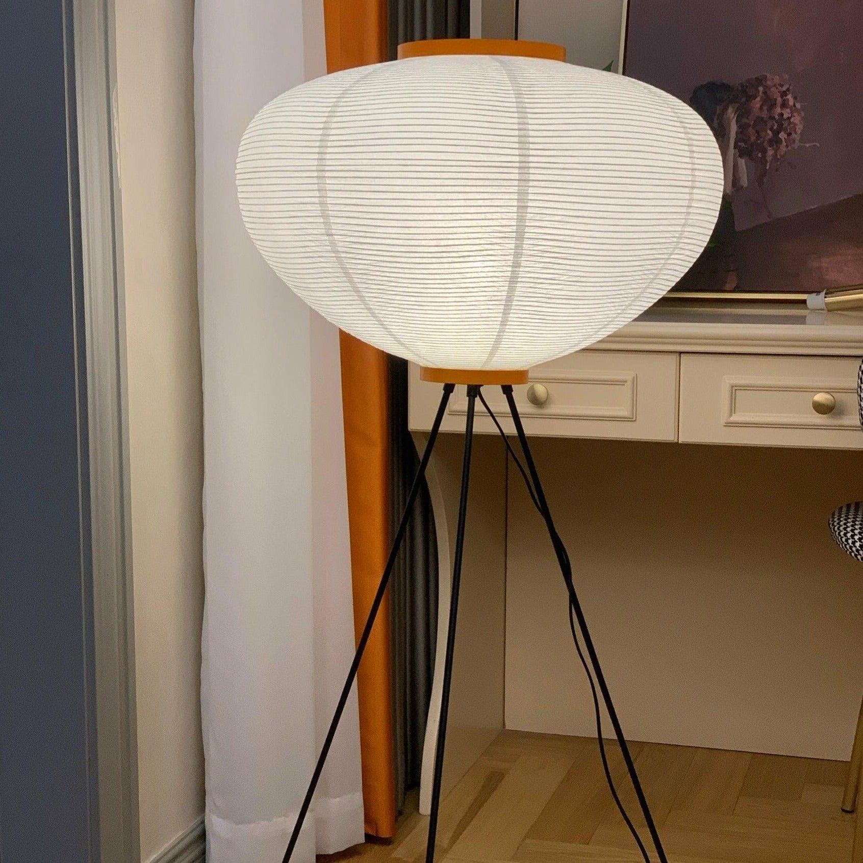 Lampada da terra in carta di riso Kazumi di Petprovac con bagliore ambientale morbido