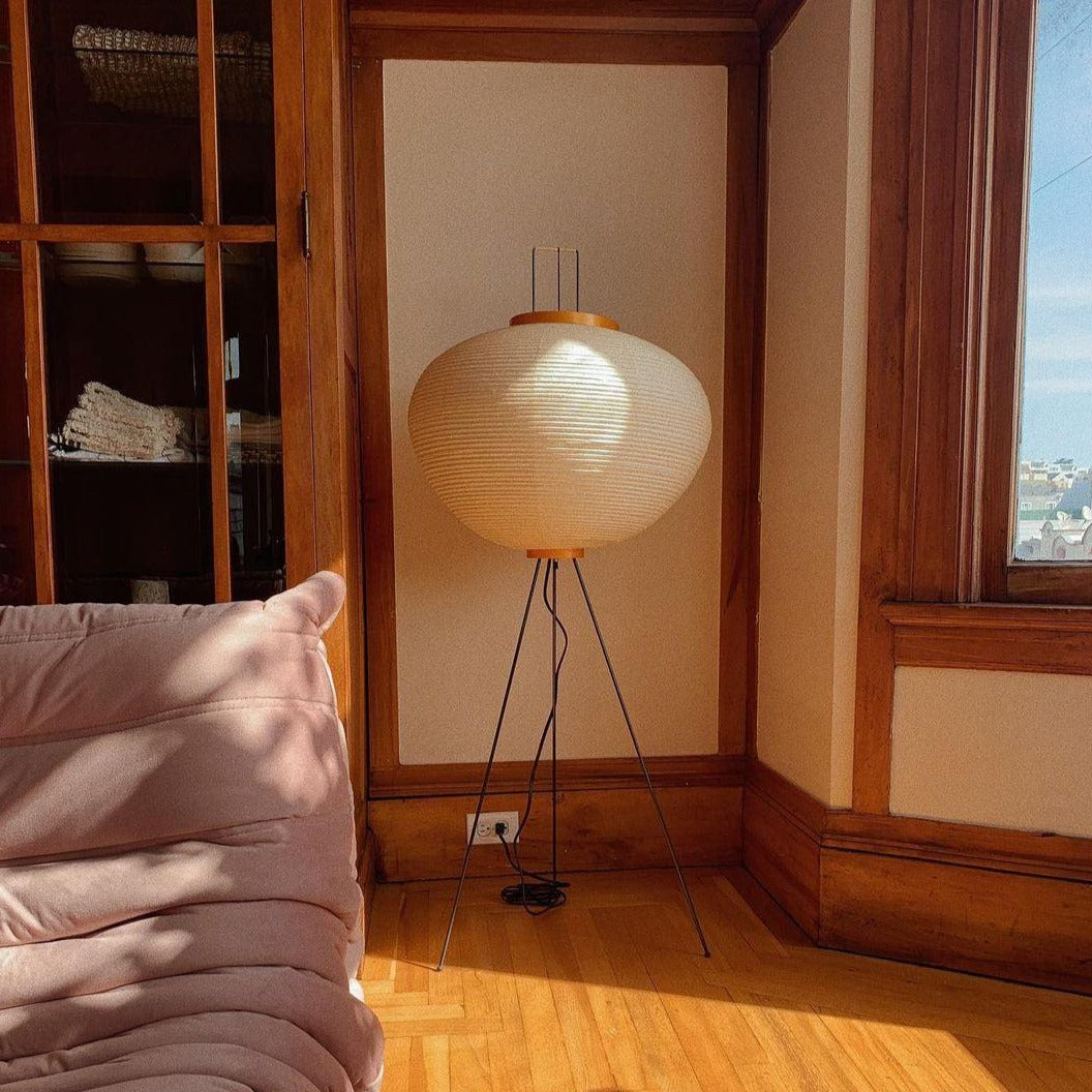 Lampada da terra in carta di riso Kazumi di Petprovac con bagliore ambientale morbido
