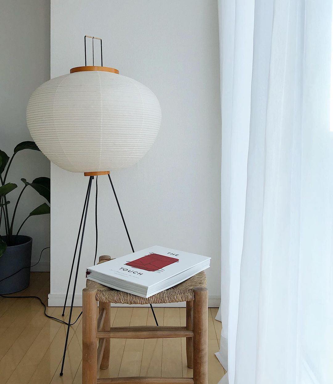 Lampada da terra in carta di riso Kazumi di Petprovac con bagliore ambientale morbido