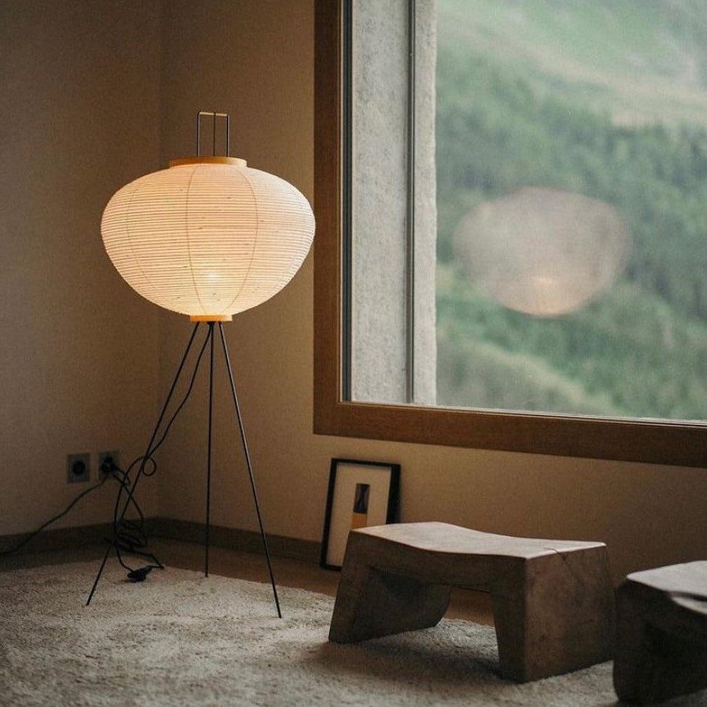 Lampada da terra in carta di riso Kazumi di Petprovac con bagliore ambientale morbido