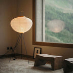 Lampă de podea Kazumi cu hârtie de orez de la Petprovac, lumină ambientală moale
