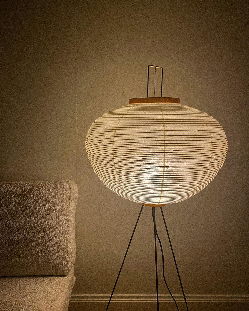 Lampada da terra in carta di riso Kazumi di Petprovac con bagliore ambientale morbido