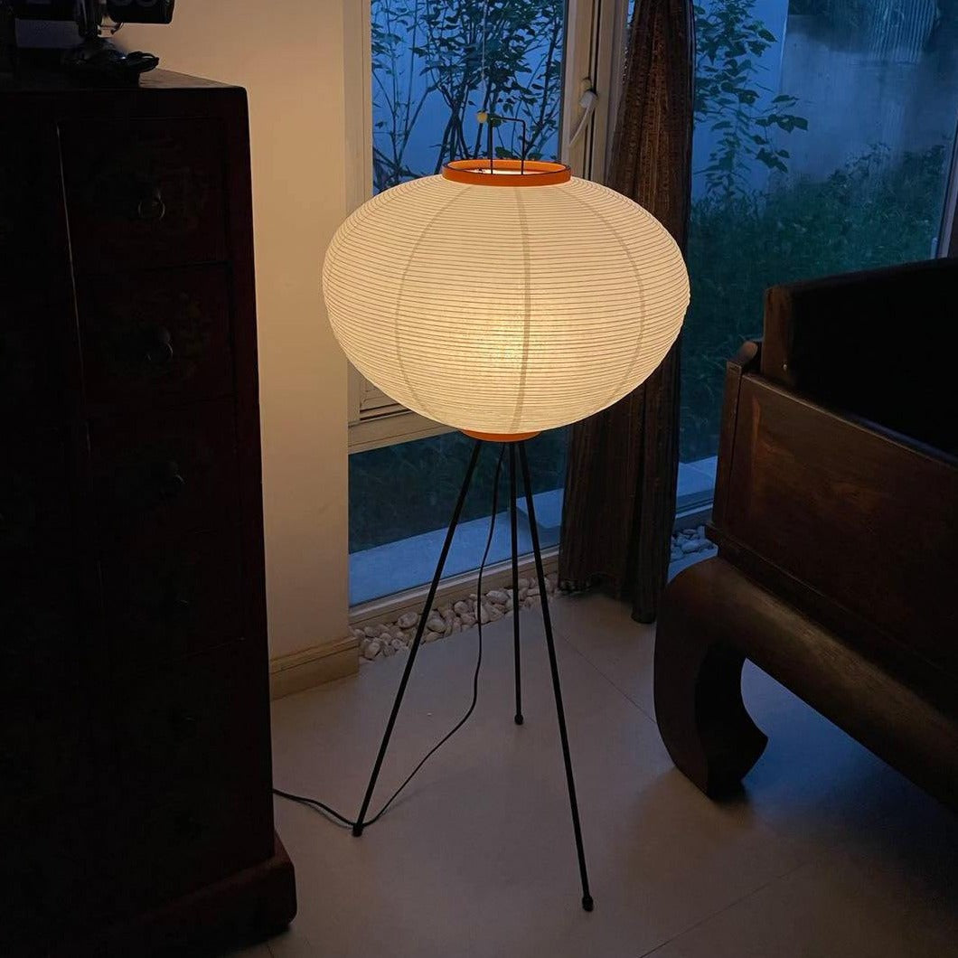 Lampada da terra in carta di riso Kazumi di Petprovac con bagliore ambientale morbido