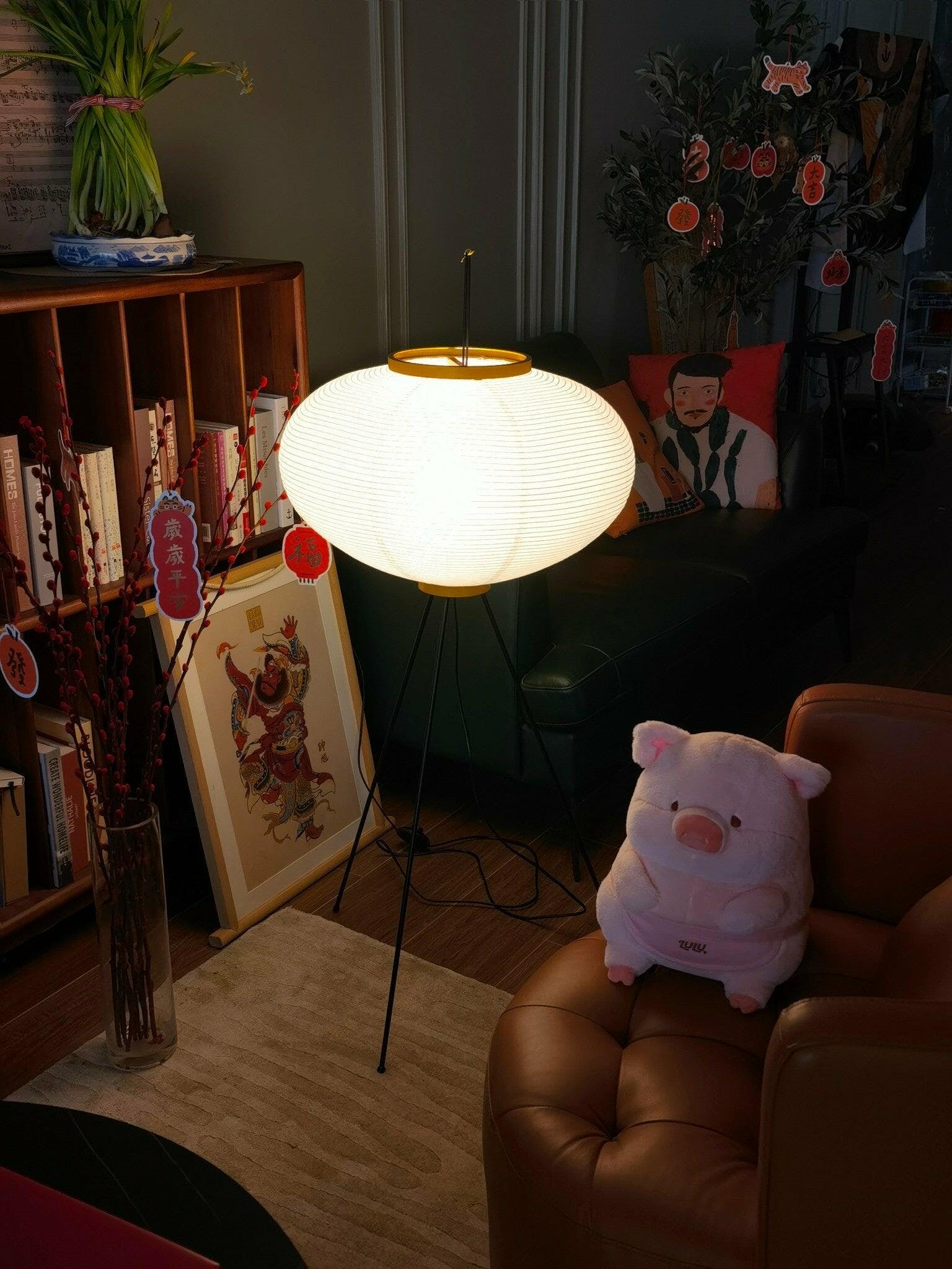Lampada da terra in carta di riso Kazumi di Petprovac con bagliore ambientale morbido