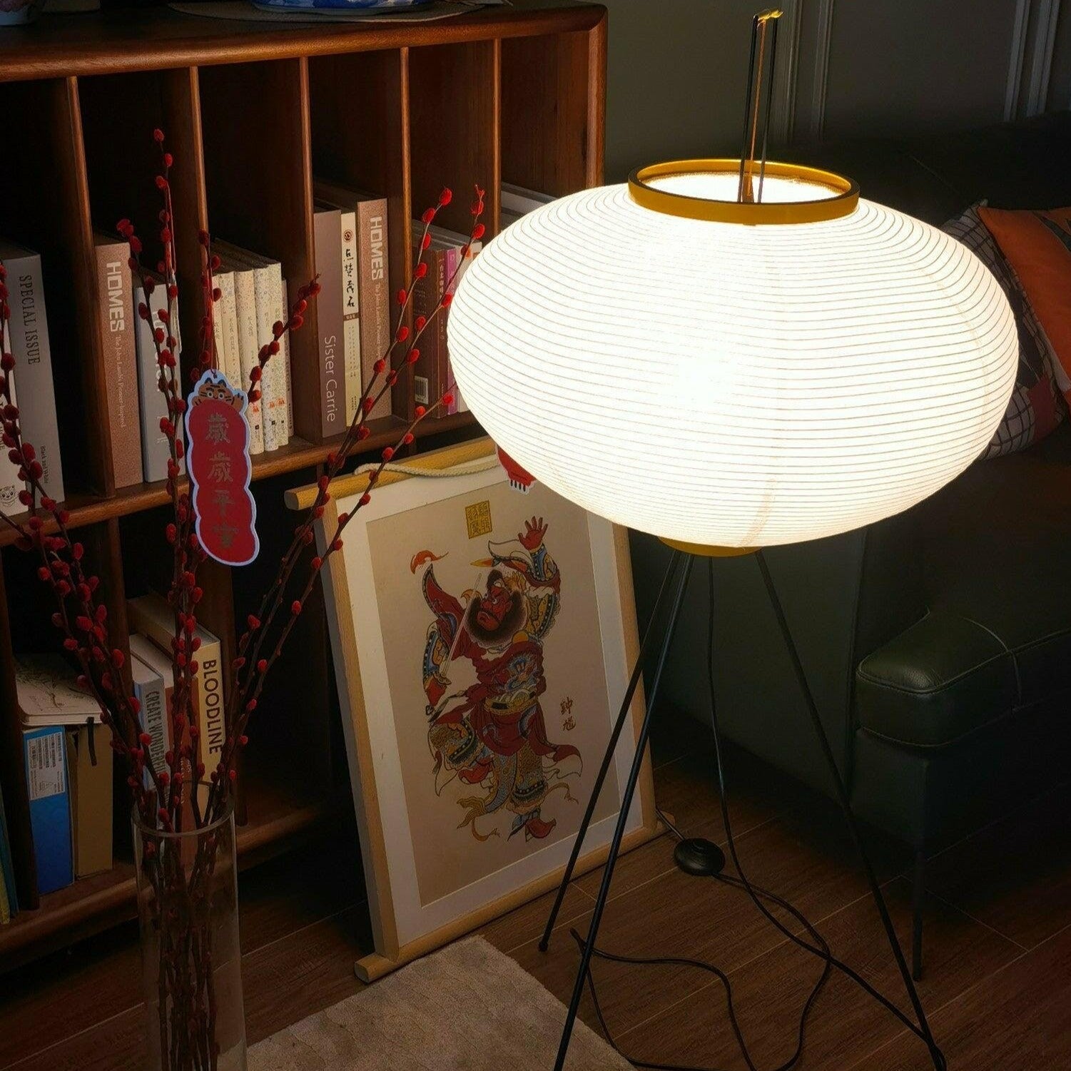 Lampada da terra in carta di riso Kazumi di Petprovac con bagliore ambientale morbido