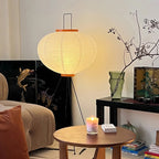 Lampă de podea Kazumi cu hârtie de orez de la Petprovac, lumină ambientală moale