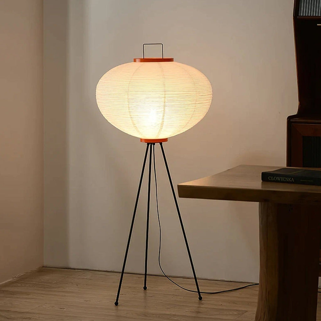 Lampada da terra in carta di riso Kazumi di Petprovac con bagliore ambientale morbido