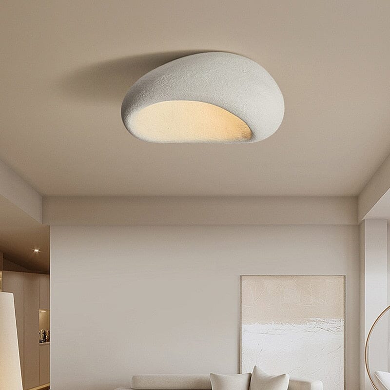 Deckenlampe von Wabi Sabi sorgt für sanftes Umgebungslicht in modernen Wohnungen