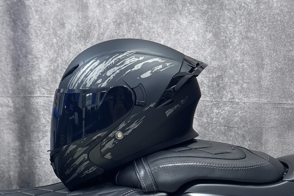 Casca de motocicletă integrală rabatabilă cu lentile duble și aripă aerodinamică spate, certificată DOT