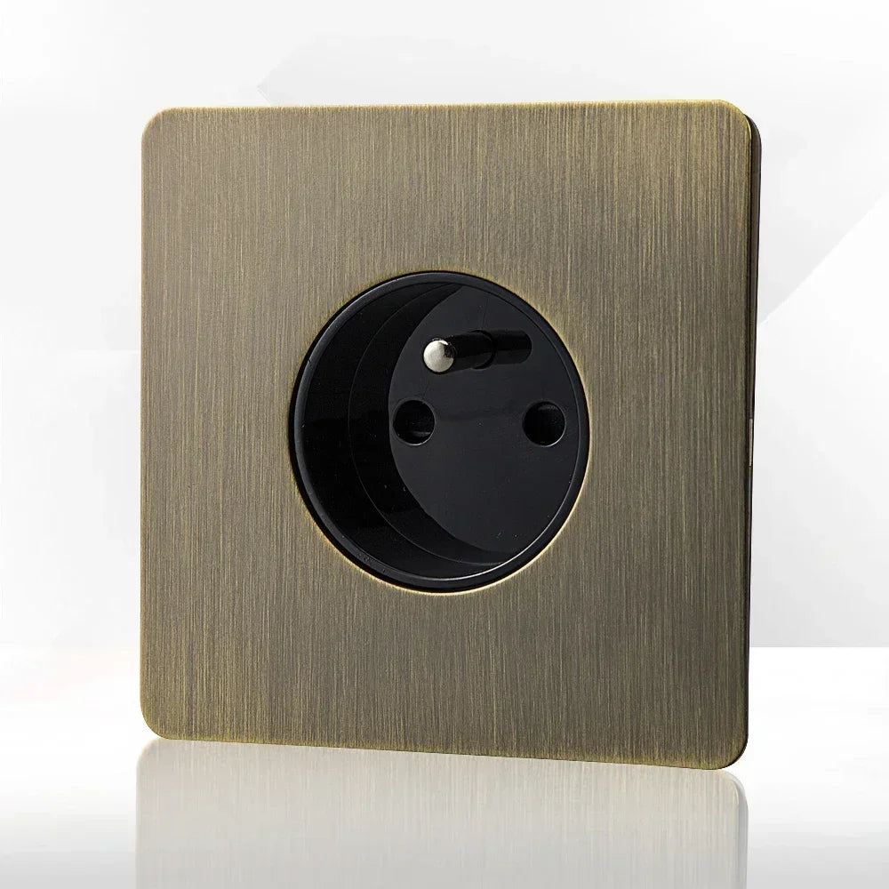 Antikk bronse metall veggkontakt med USB-ladeport