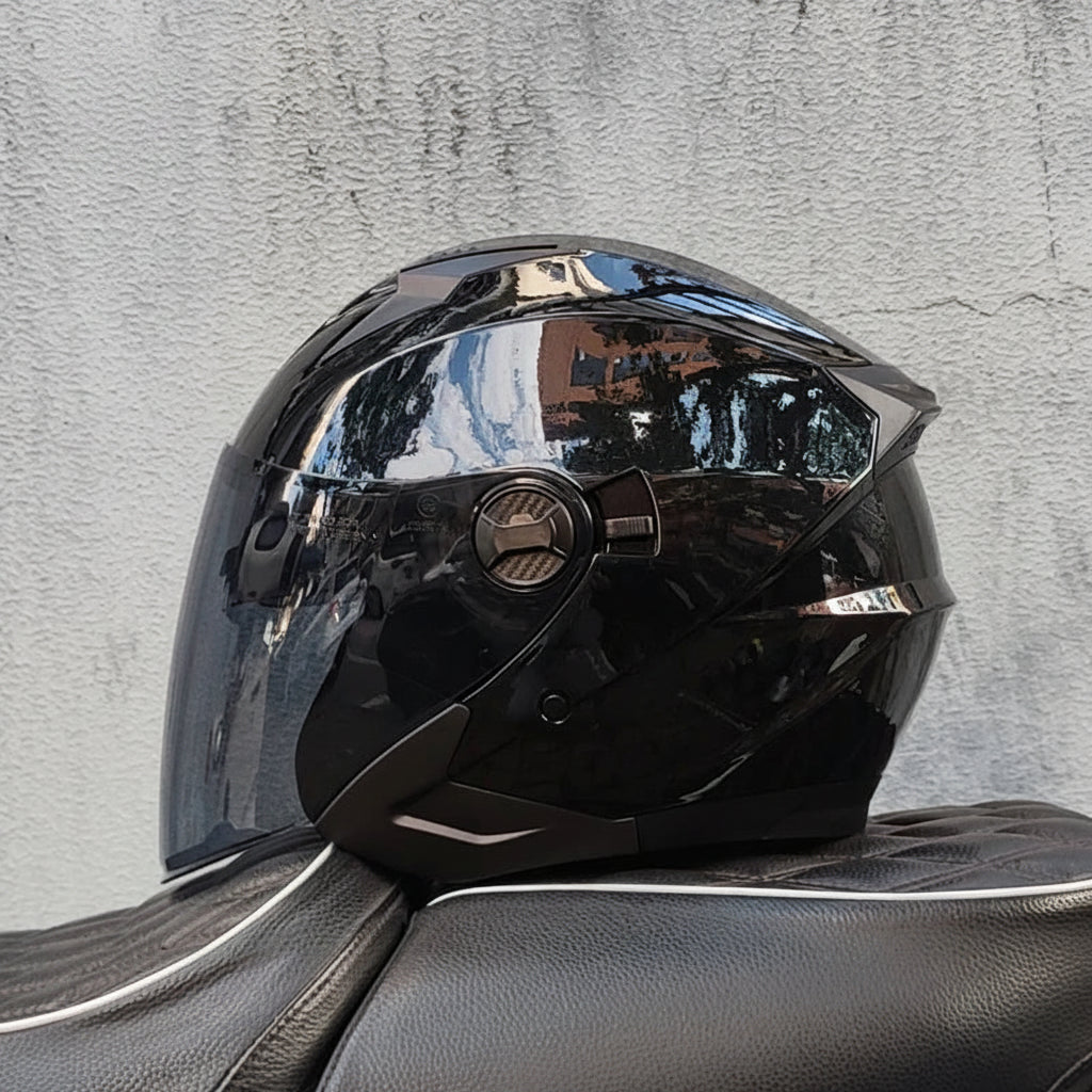 Topi keledar separuh serbaguna dengan sistem dwi-lensa