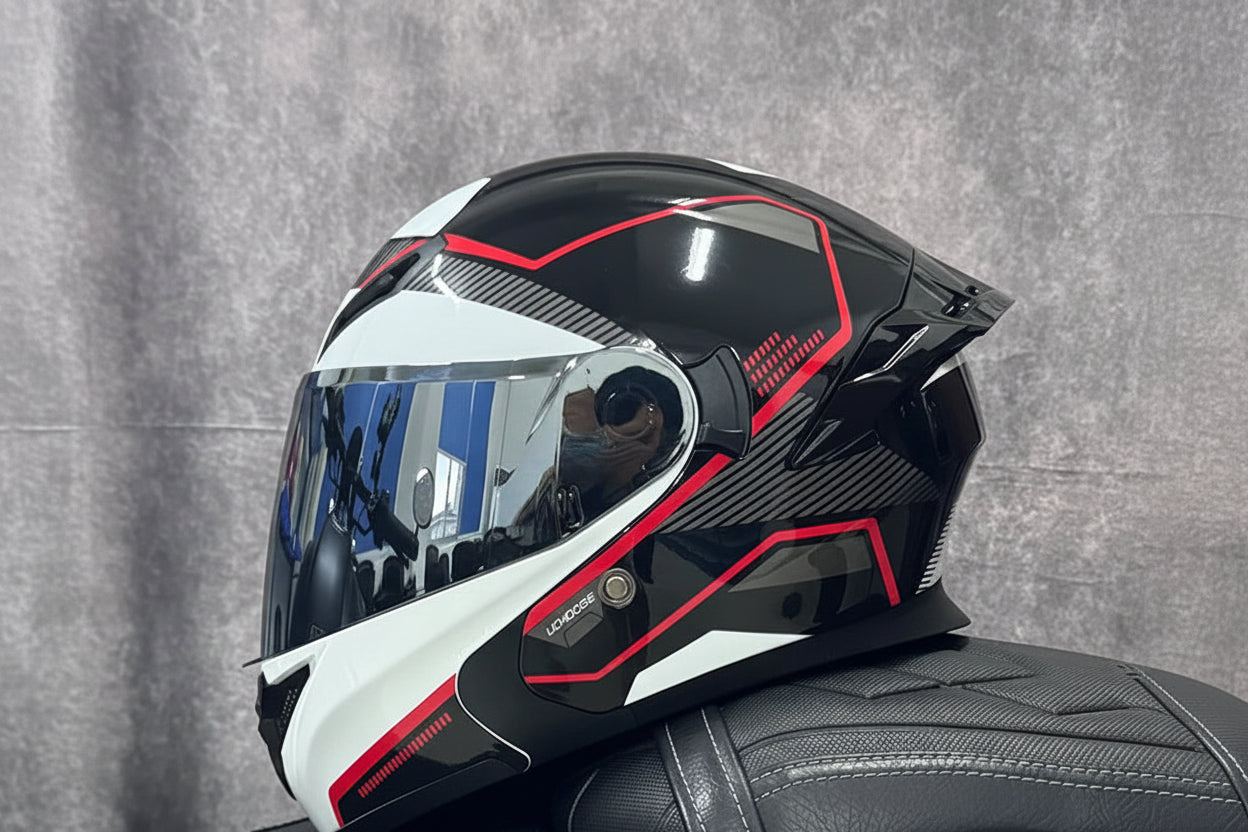 Casca de motocicletă integrală rabatabilă cu lentile duble și aripă aerodinamică spate, certificată DOT