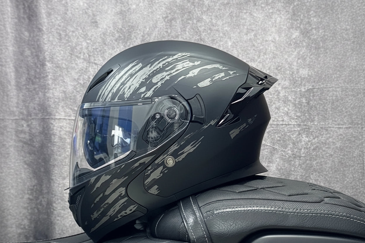 Casca de motocicletă integrală rabatabilă cu lentile duble și aripă aerodinamică spate, certificată DOT