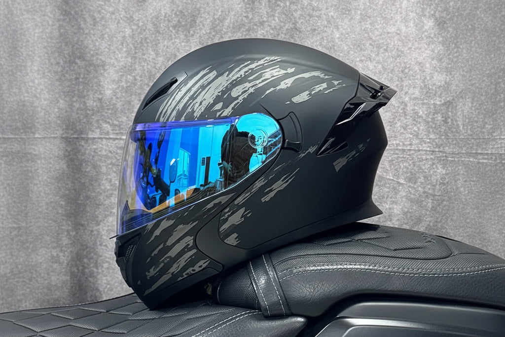 Casca de motocicletă integrală rabatabilă cu lentile duble și aripă aerodinamică spate, certificată DOT