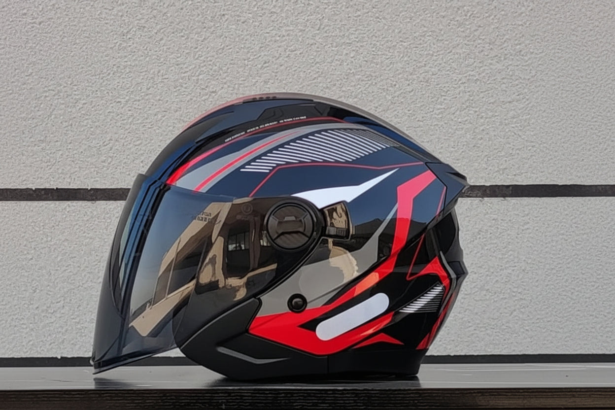 Topi keledar separuh serbaguna dengan sistem dwi-lensa