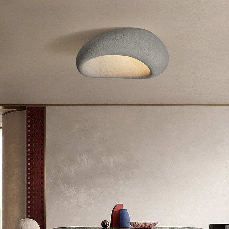 Deckenlampe von Wabi Sabi sorgt für sanftes Umgebungslicht in modernen Wohnungen