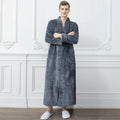 Calidez de invierno con bata de maternidad CozyNest en franela térmica extra larga