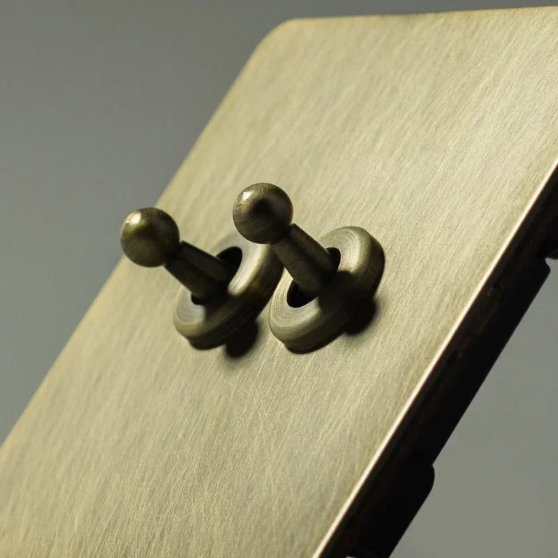 Antikk bronse metall veggkontakt med USB-ladeport