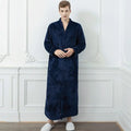 Calidez de invierno con bata de maternidad CozyNest en franela térmica extra larga