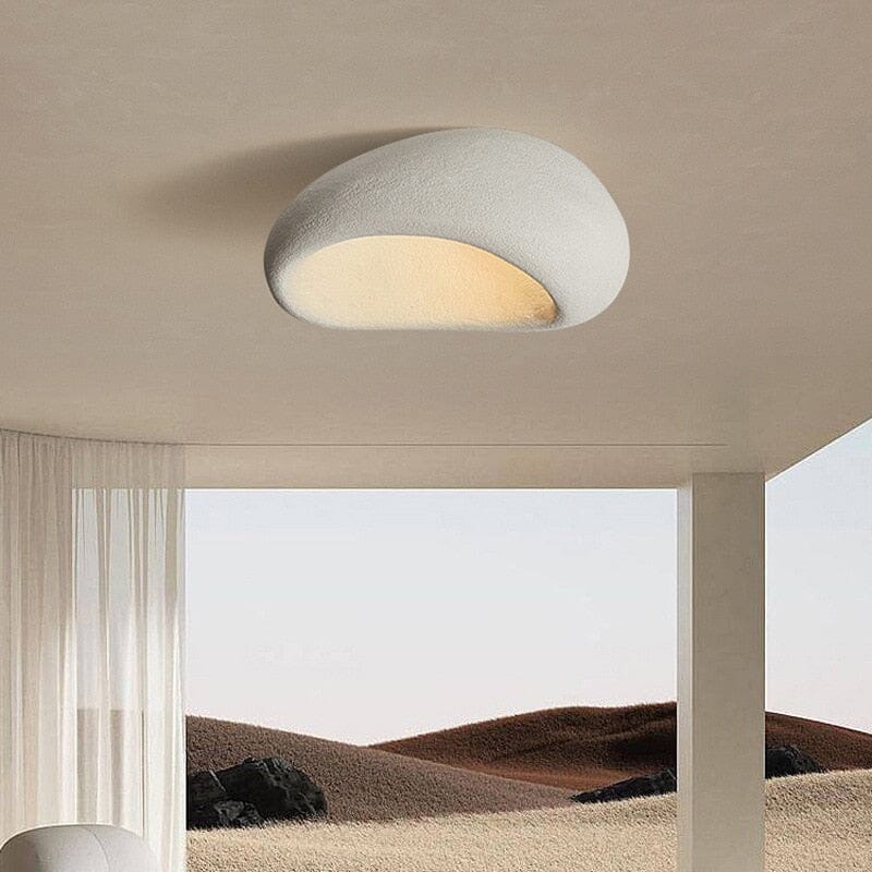 Deckenlampe von Wabi Sabi sorgt für sanftes Umgebungslicht in modernen Wohnungen
