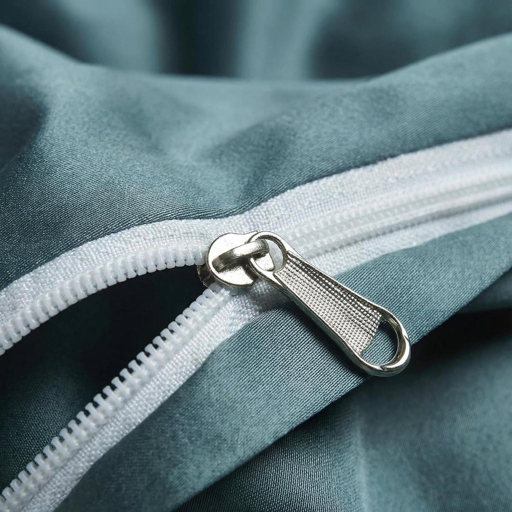 氷青色の地に花模様をあしらった静かな孔雀の寝具セット