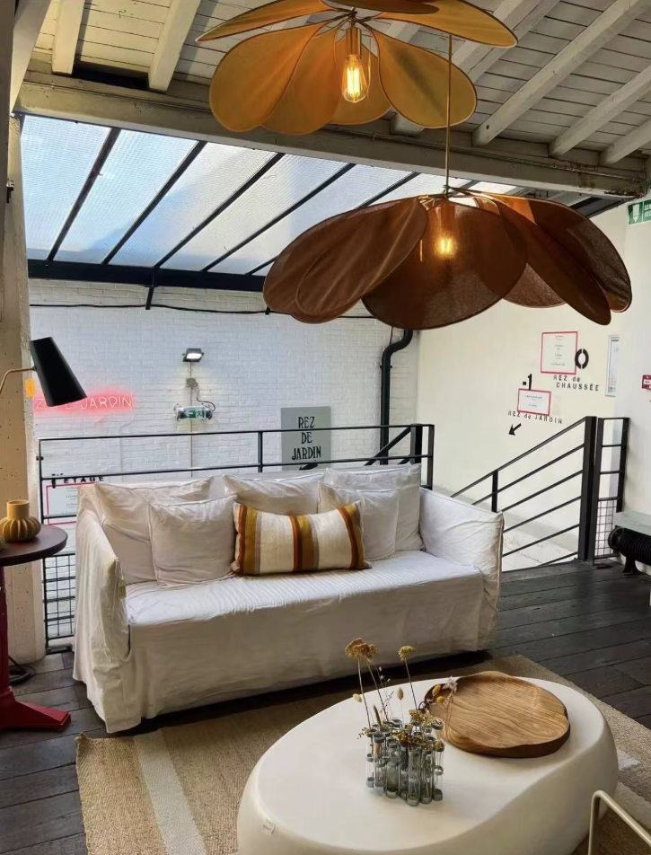 Vellora | Závěsná lampa Petal s jemným květinovým světlem pro obývací pokoje