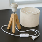 La lámpara de mesa minimalista con un elegante soporte trípode