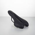 Sportig cykelsadel med ergonomisk design och andningsbar yta för långa turer