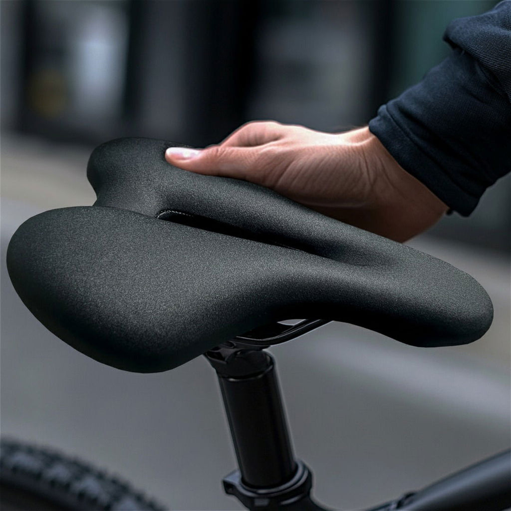 Sportig cykelsadel med ergonomisk design och andningsbar yta för långa turer