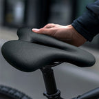 Sportig cykelsadel med ergonomisk design och andningsbar yta för långa turer