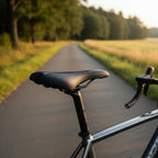 Sportig cykelsadel med ergonomisk design och andningsbar yta för långa turer