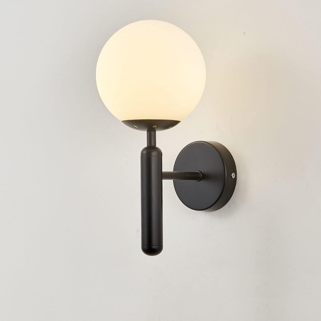 Applique da parete a sfera in vetro lattiginoso Kestrel con LED, finitura ottone spazzolato, stile moderno metà secolo | Petprovac