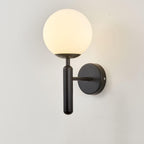 Applique da parete a sfera in vetro lattiginoso Kestrel con LED, finitura ottone spazzolato, stile moderno metà secolo | Petprovac