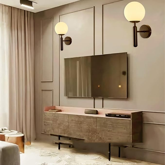 Applique da parete a sfera in vetro lattiginoso Kestrel con LED, finitura ottone spazzolato, stile moderno metà secolo | Petprovac