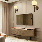 Applique da parete a sfera in vetro lattiginoso Kestrel con LED, finitura ottone spazzolato, stile moderno metà secolo | Petprovac