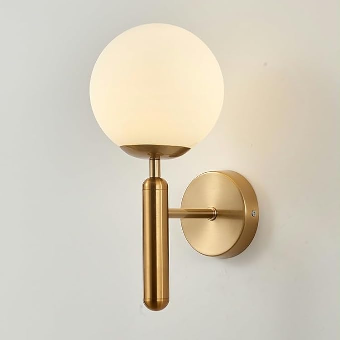 Applique da parete a sfera in vetro lattiginoso Kestrel con LED, finitura ottone spazzolato, stile moderno metà secolo | Petprovac
