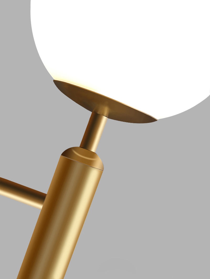 Applique da parete a sfera in vetro lattiginoso Kestrel con LED, finitura ottone spazzolato, stile moderno metà secolo | Petprovac