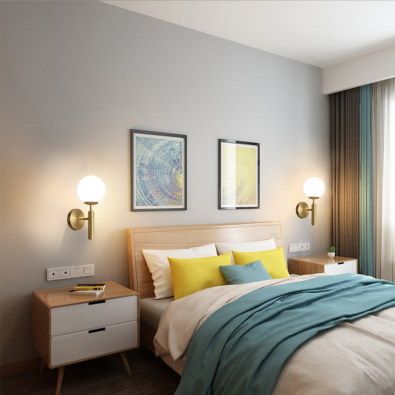 Applique da parete a sfera in vetro lattiginoso Kestrel con LED, finitura ottone spazzolato, stile moderno metà secolo | Petprovac