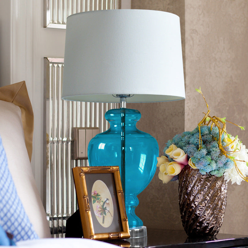 带布罩的玻璃台灯 现代卧室照明用