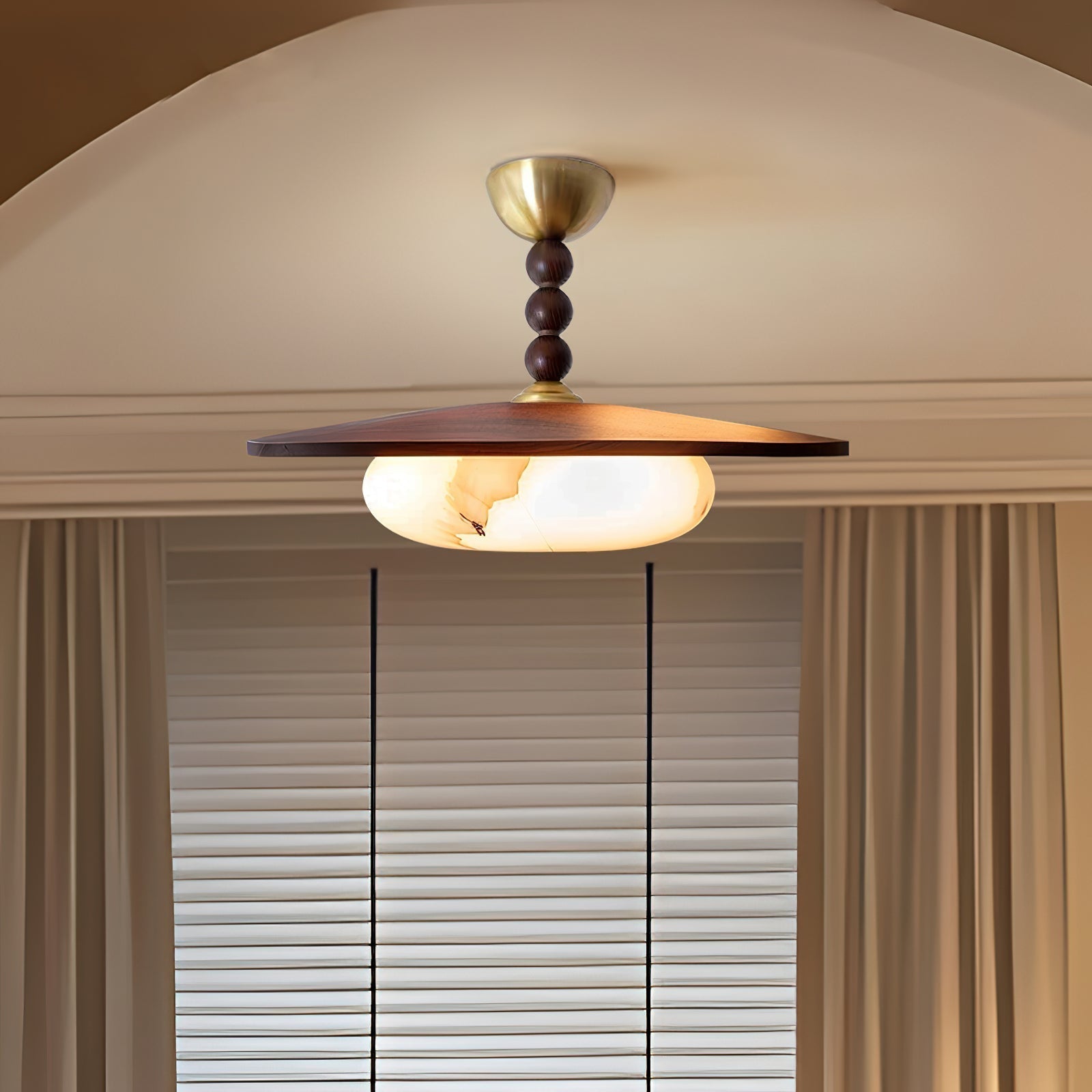 Liora Valnød Hvid Alabast Loftlampe med Træskærm