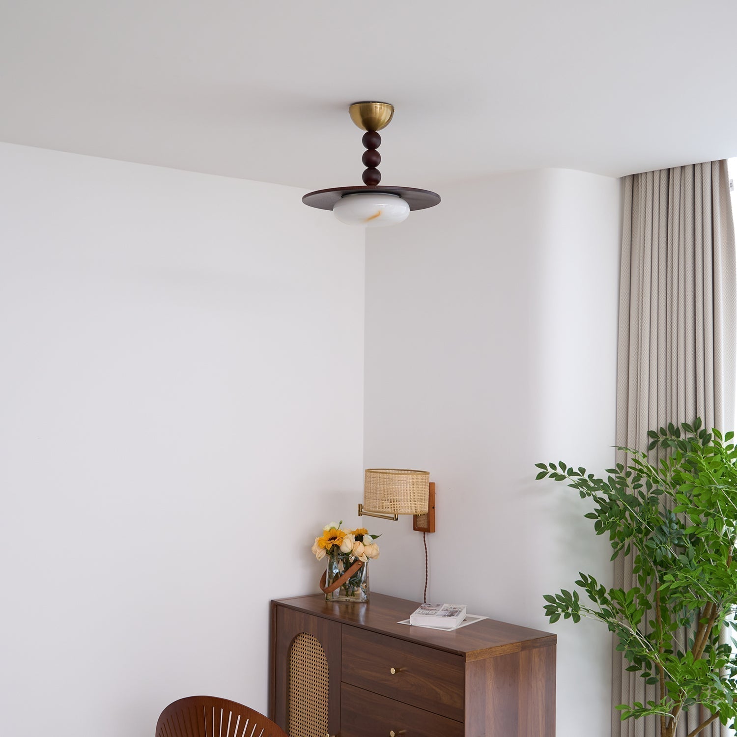 Liora Valnød Hvid Alabast Loftlampe med Træskærm