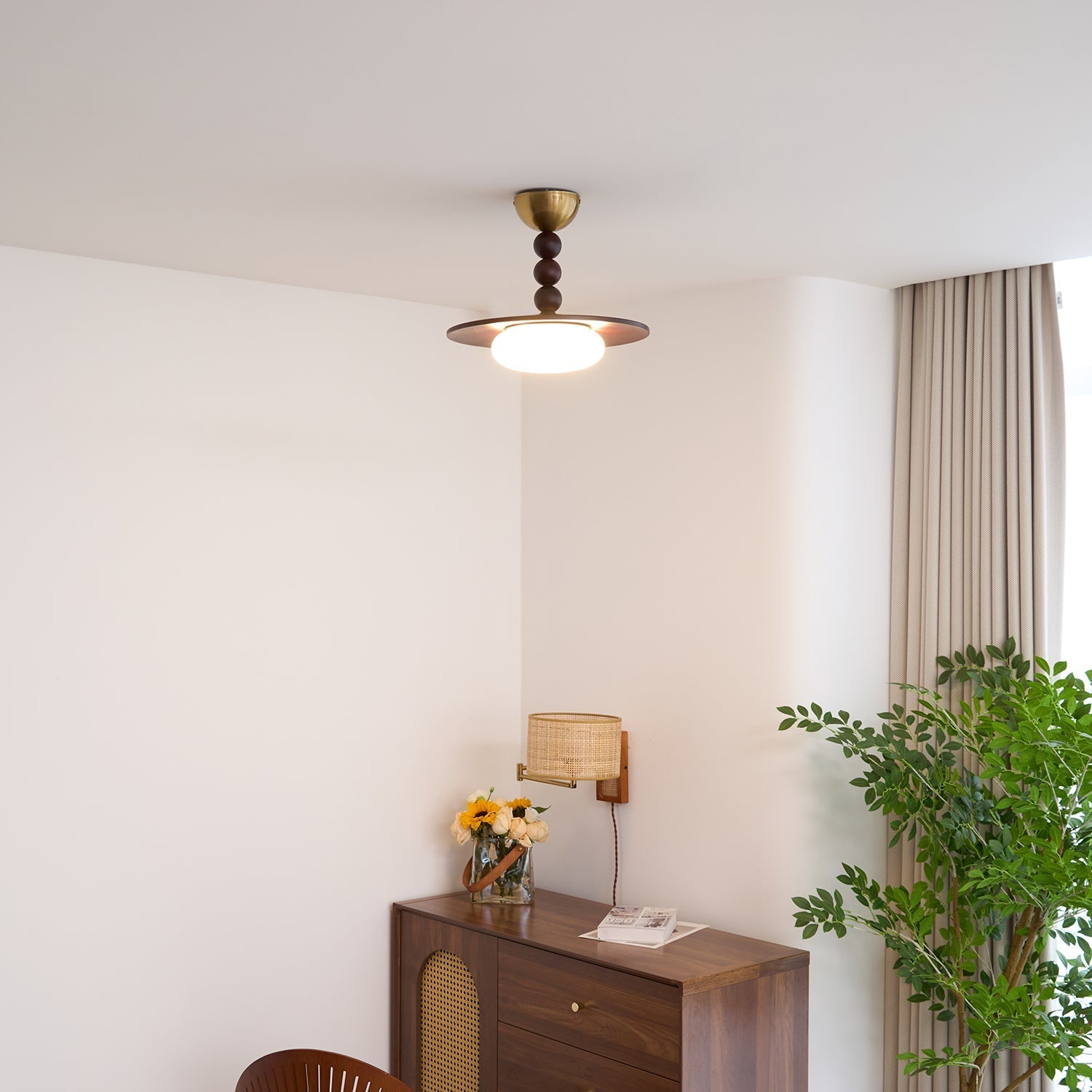 Liora Valnød Hvid Alabast Loftlampe med Træskærm