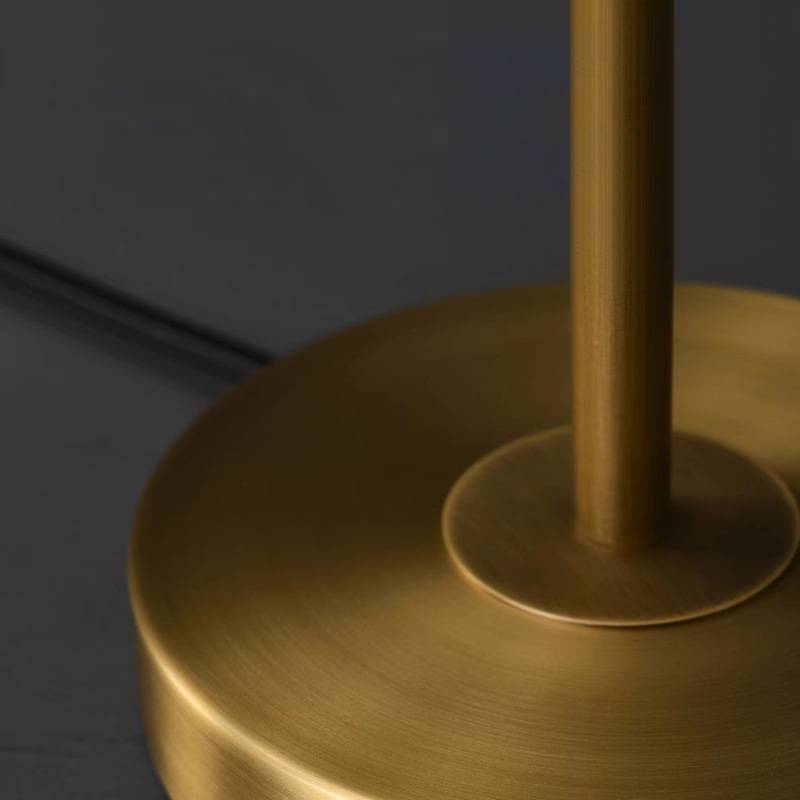 Modern justerbar bordslampa för noggrann arbetsbelysning i hem och kontor