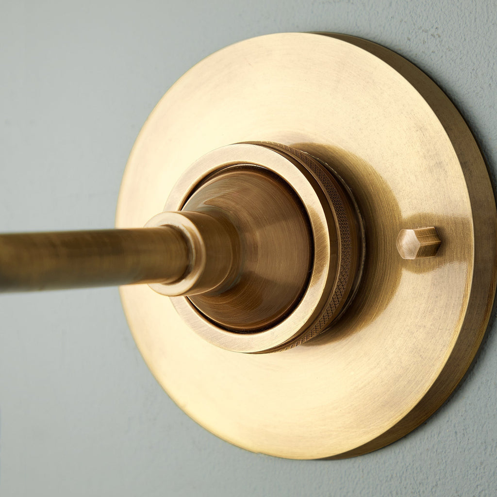 מנורת קיר מברונזה עתיקה עם כיסוי קוני ונורה גלויה