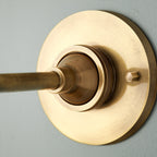 מנורת קיר מברונזה עתיקה עם כיסוי קוני ונורה גלויה