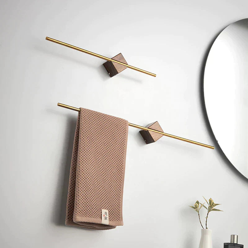 Elmora håndkleholder i rustfritt stål med trestruktur