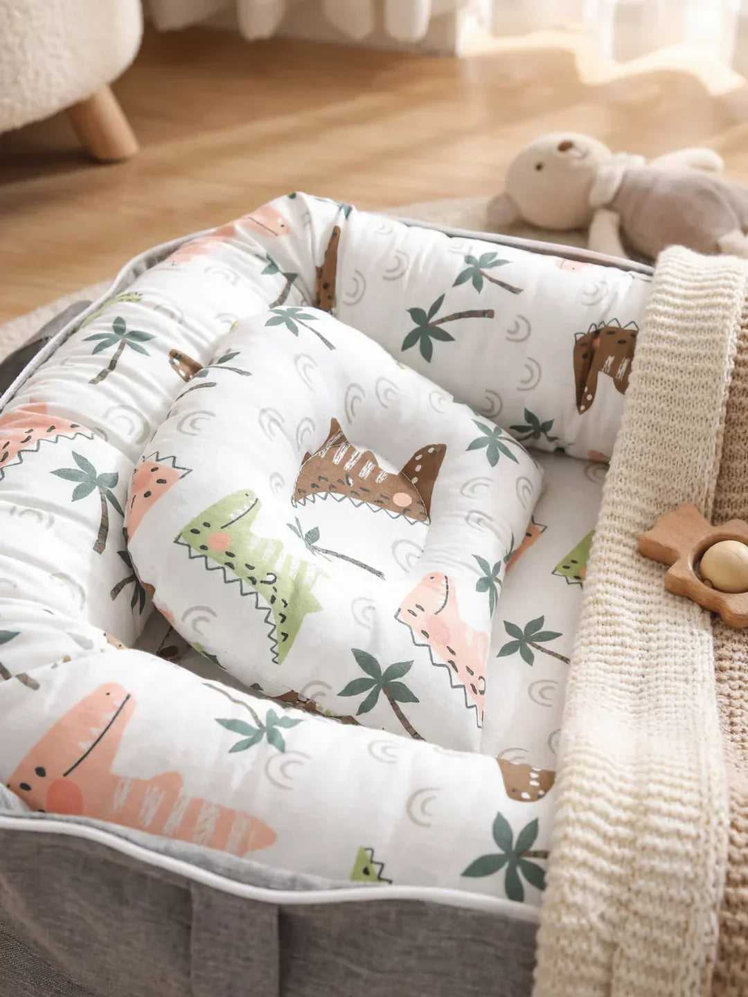 Cocon Nomade Baby Bed Reducer With Padded Cocoon And Carry Bag